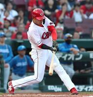 １回、二塁打を放つ名原（撮影・北村雅宏）