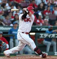 １回、２点適時二塁打を放つ持丸（撮影・北村雅宏）