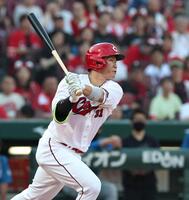 １回、先制となる適時打を放つ坂倉（撮影・北村雅宏）
