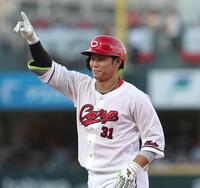 １回、先制となる適時打を放ち、喜ぶ坂倉（撮影・北村雅宏）