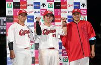 お立ち台でポーズをとる（左から）坂倉、持丸、床田（撮影・北村雅宏）