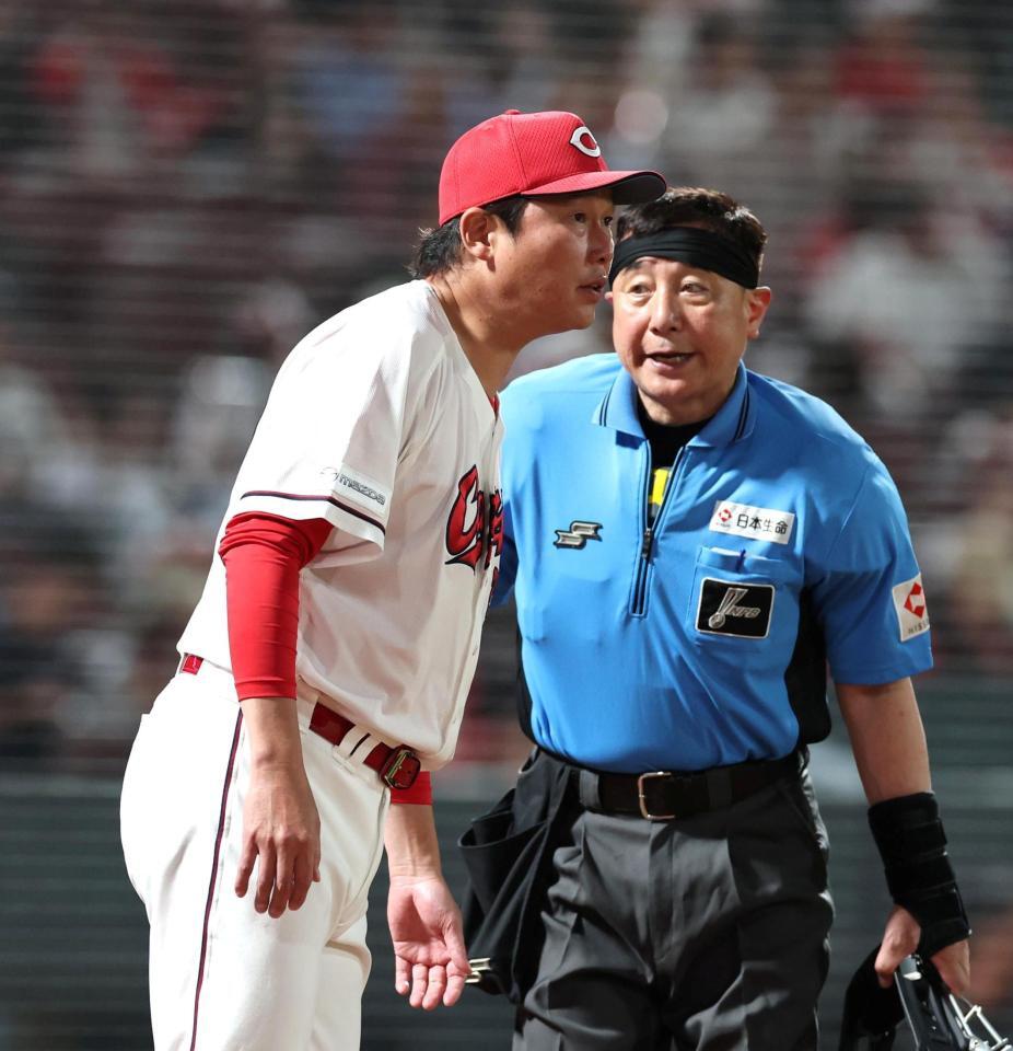 ６回を終え、選手交代を告げる新井監督（撮影・北村雅宏）