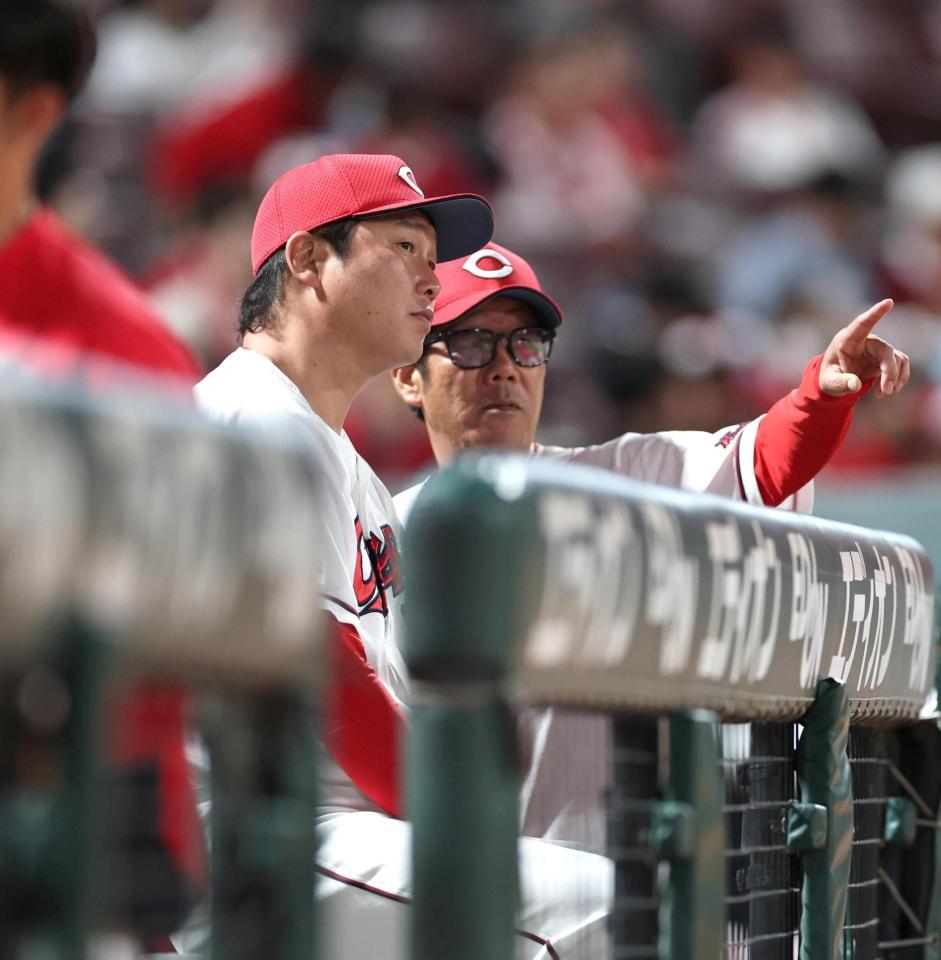 ８回攻撃前、藤井ヘッドコーチと談笑する新井監督（左）＝撮影・北村雅宏