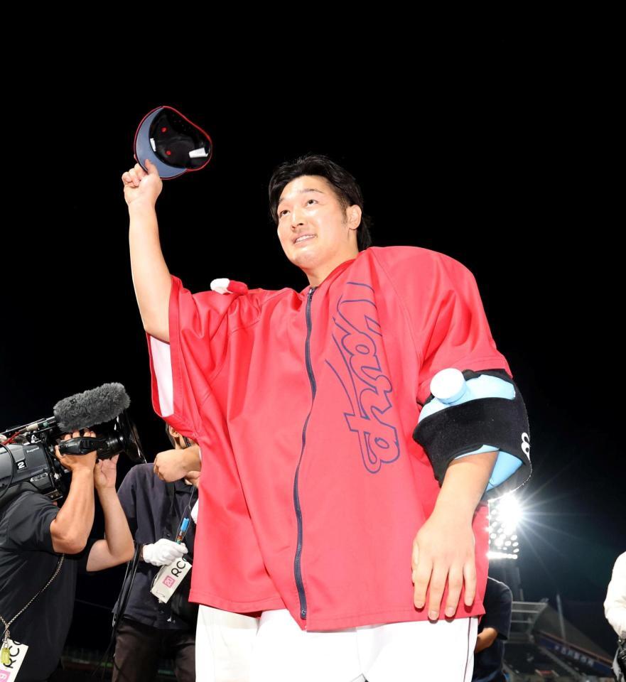 スタンドのファンの声援に応える床田（撮影・北村雅宏）