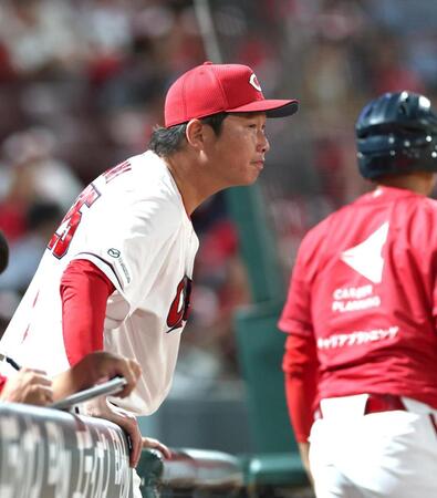 ７回の攻撃を終え、選手交代を告げにベンチを出る新井監督（撮影・北村雅宏）