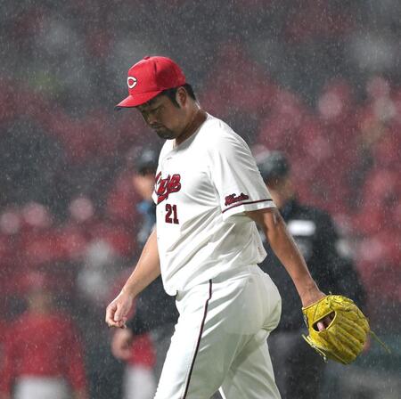７回途中、降雨のため一時中断となり、ベンチに引き揚げる中崎（撮影・北村雅宏）