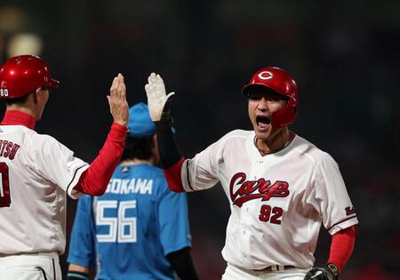 ９回、同点適時打を放ち、赤松コーチとタッチを交わす名原（右）＝撮影・北村雅宏