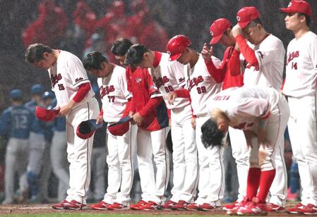 日本ハムに敗れ、ファンに頭を下げる新井監督（左端）＝撮影・北村雅宏