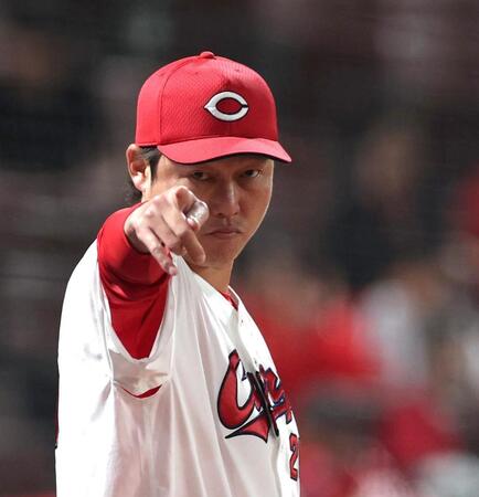 ９回、代走・辰見を告げる新井監督（撮影・北村雅宏）