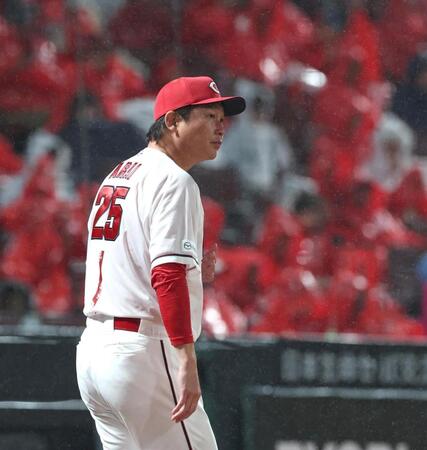 ６回を終え、選手交代を告げに行く新井監督（撮影・北村雅宏）