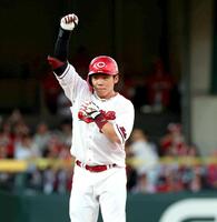 １回、２点適時二塁打を放ち拳を握る持丸（撮影・北村雅宏）
