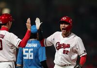 ９回、同点適時打を放ち、赤松コーチとタッチを交わす名原（右）＝撮影・北村雅宏