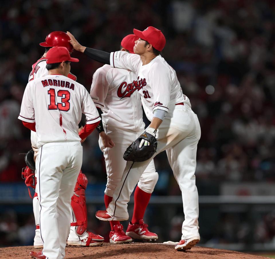 日本ハムに勝利し、持丸の頭をはたく坂倉（右）＝撮影・北村雅宏