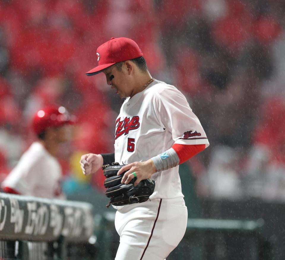 ７回途中、降雨のため一時中断となり、ベンチに戻る小園（撮影・北村雅宏）