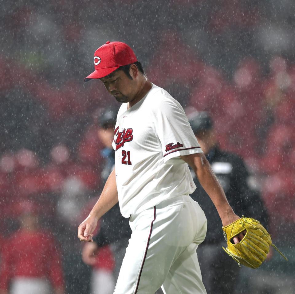 ７回途中、降雨のため一時中断となり、ベンチに引き揚げる中崎（撮影・北村雅宏）