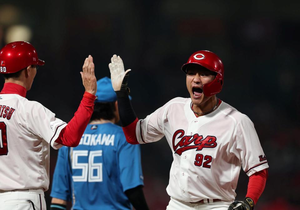 ９回、同点適時打を放ち、赤松コーチとタッチを交わす名原（右）＝撮影・北村雅宏