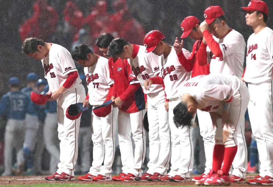 日本ハムに敗れ、ファンに頭を下げる新井監督（左端）＝撮影・北村雅宏