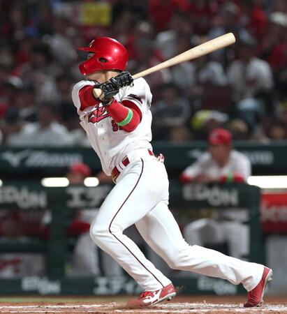 ７回、同点となる適時三塁打を放つ名原（撮影・北村雅宏）