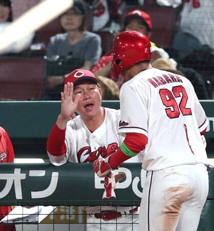 ７回、勝ち越しの生還を果たした名原を迎える新井監督（左）＝撮影・北村雅宏