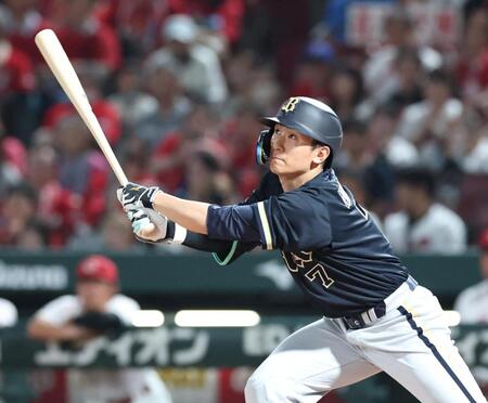 ９回、同点となる犠飛を放つ西川（撮影・北村雅宏）