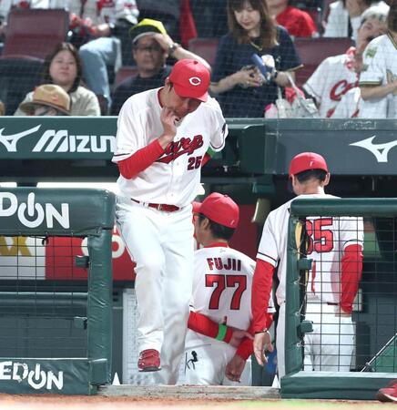 ９回を終え、選手交代を告げにベンチを出る新井監督（中央左）＝撮影・北村雅宏