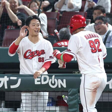 ７回、勝ち越しの生還を果たした名原を迎える玉村（左）＝撮影・北村雅宏