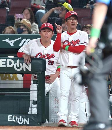 １１回を終え、選手交代を告げにベンチを出る新井監督（左）＝撮影・北村雅宏