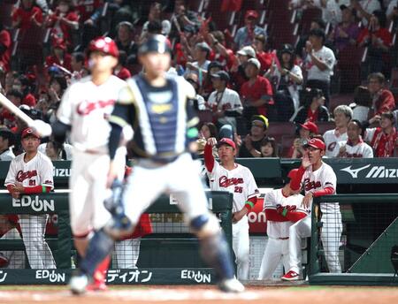 １１回、チャンスで打席に向かう平川を呼び戻す新井監督（中央右）＝撮影・北村雅宏