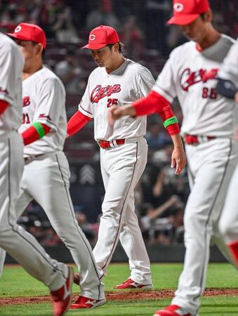 オリックスと引き分け、肩を落として引き揚げる新井監督（中央）