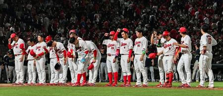 オリックスと引き分け、ファンにあいさつする広島ナイン