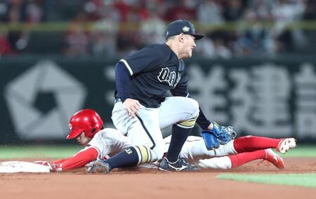 ７回、二盗を決める代走・辰見（撮影・北村雅宏）