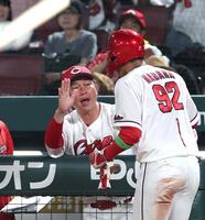 ７回、勝ち越しの生還を果たした名原を迎える新井監督（左）＝撮影・北村雅宏