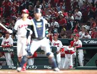 １１回、チャンスで打席に向かう平川を呼び戻す新井監督（中央右）＝撮影・北村雅宏