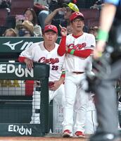 １１回を終え、選手交代を告げにベンチを出る新井監督（左）＝撮影・北村雅宏