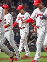 オリックスと引き分け、肩を落として引き揚げる新井監督（中央）