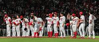 オリックスと引き分け、ファンにあいさつする広島ナイン