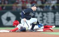 ７回、二盗を決める代走・辰見（撮影・北村雅宏）