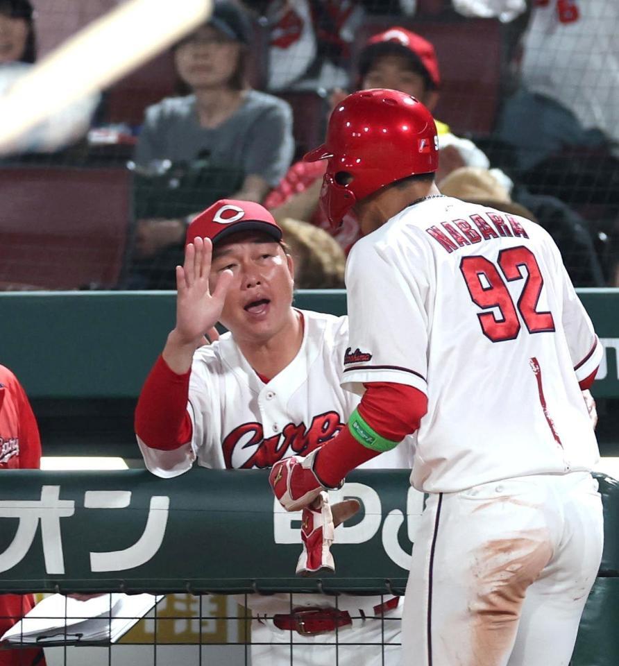 ７回、勝ち越しの生還を果たした名原を迎える新井監督（左）＝撮影・北村雅宏