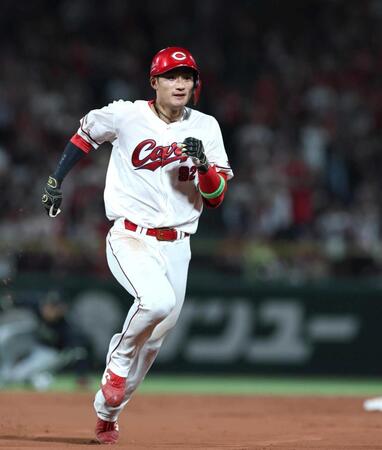 ７回、同点となる適時打を放ち、三塁へ向かう名原（撮影・北村雅宏）