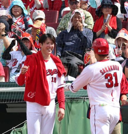 ４回、ソロを放った坂倉を迎える森下（左）＝撮影・北村雅宏