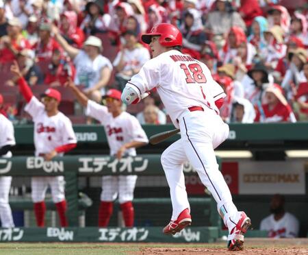 ４回、適時二塁打を放つ森下（撮影・北村雅宏）