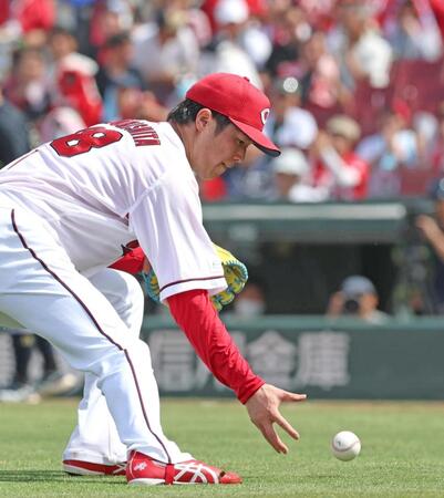 ４回、若月のゴロを素手でつかみ捕る森下（撮影・北村雅宏）