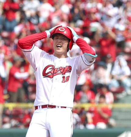 ４回、適時二塁打を放ち、頭を抱える仕草を見せる森下（撮影・北村雅宏）