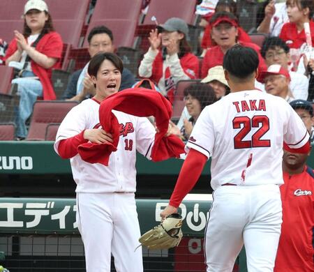 ８回、ピンチを脱した高を迎える森下（左）＝撮影・北村雅宏