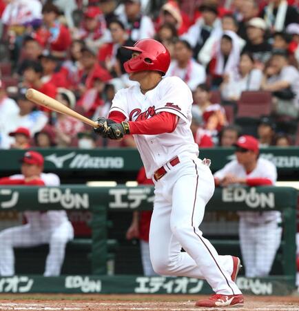 ８回、２点適時三塁打を放つ名原（撮影・北村雅宏）
