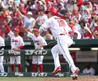 ４回、適時二塁打を放つ森下（撮影・北村雅宏）