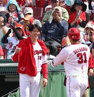 ４回、ソロを放った坂倉を迎える森下（左）＝撮影・北村雅宏