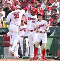 ４回、ソロを放った坂倉を迎えるモンテロ（中央）＝撮影・北村雅宏