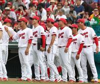オリックスに勝利し、ナインを迎える新井監督（右端）＝撮影・北村雅宏