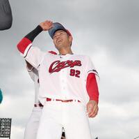 ファンの声援に応える名原（撮影・北村雅宏）